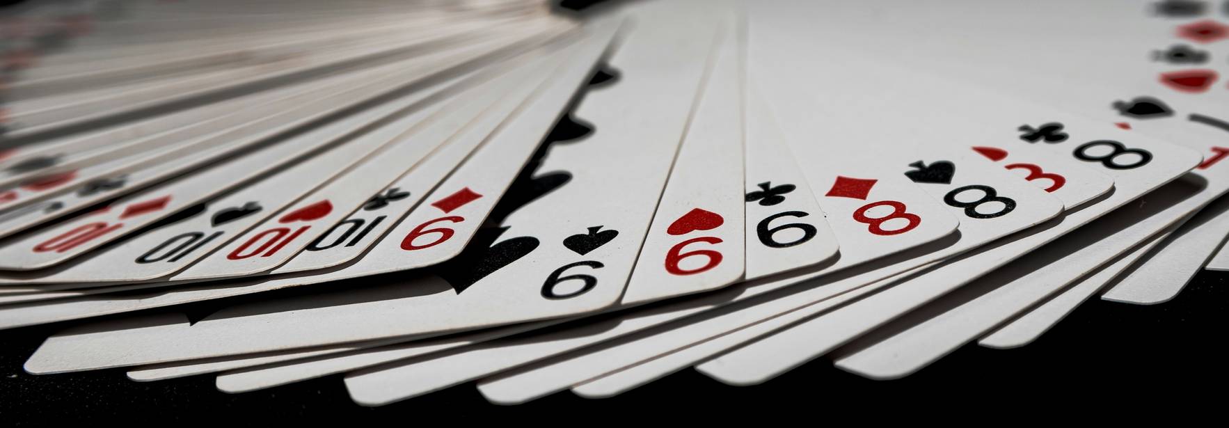 Una baraja de cartas dispuesta en abanico mostrando varios números.