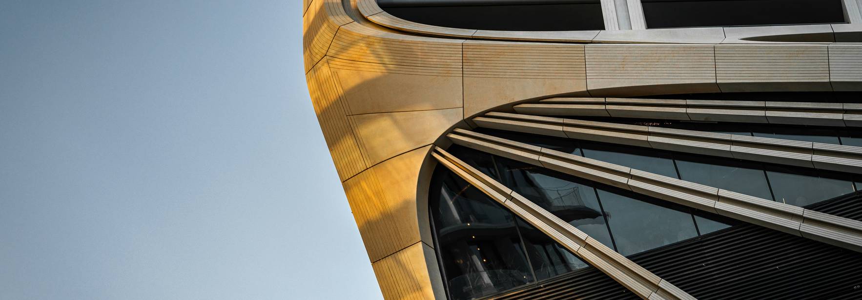 Una moderna edificación contemporánea con un diseño arquitectónico innovador y curvilíneo.