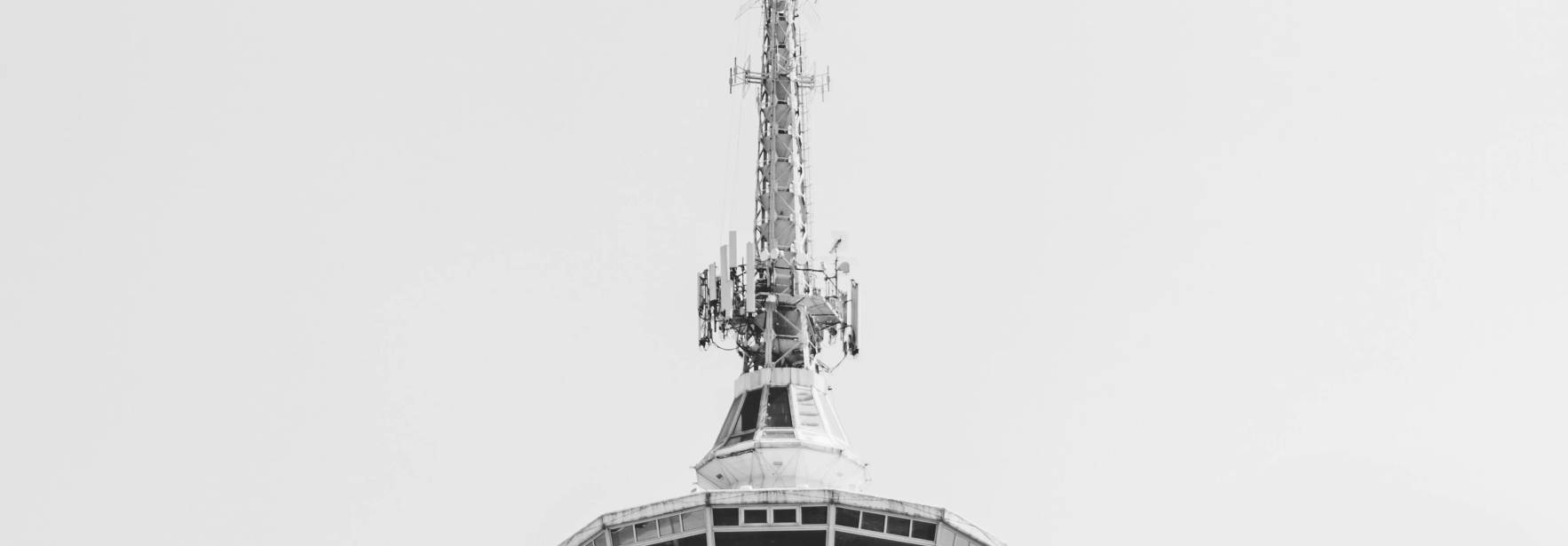 Una torre de telecomunicaciones que se eleva en el cielo.