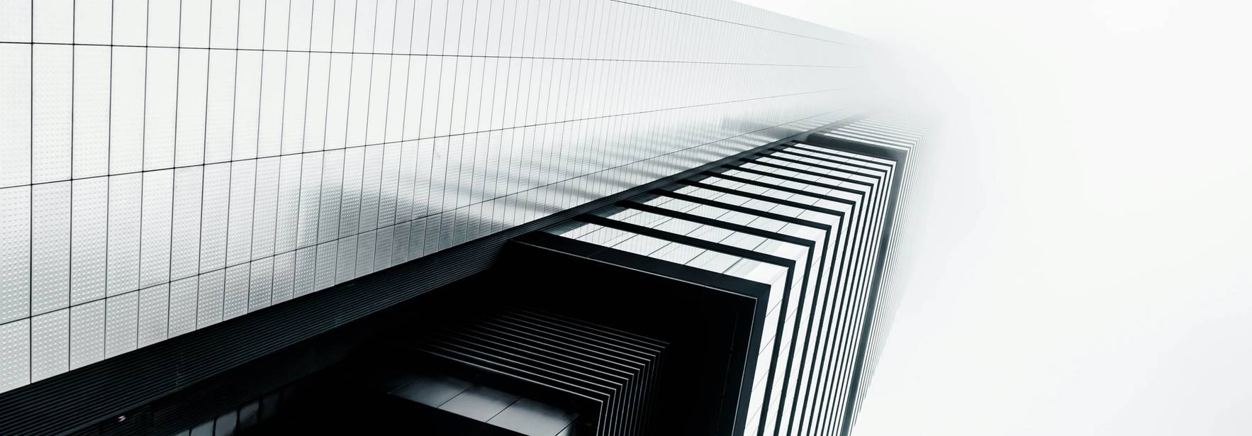 Una vista aérea de un edificio moderno que se pierde en la niebla.