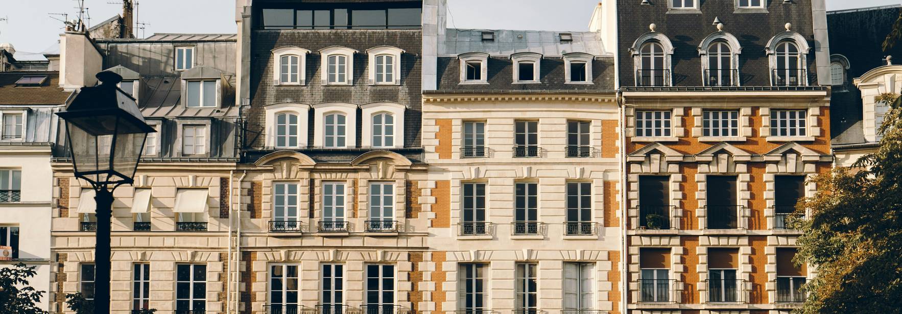 Una serie de edificios históricos y arquitectónicamente variados en una calle de una ciudad europea.