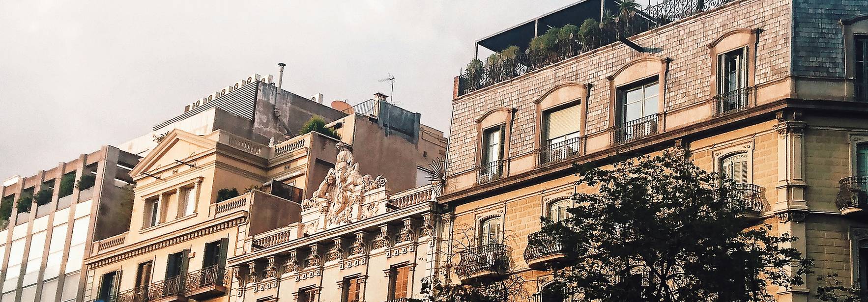 Una vista de edificios de arquitectura variada en una calle de la ciudad.