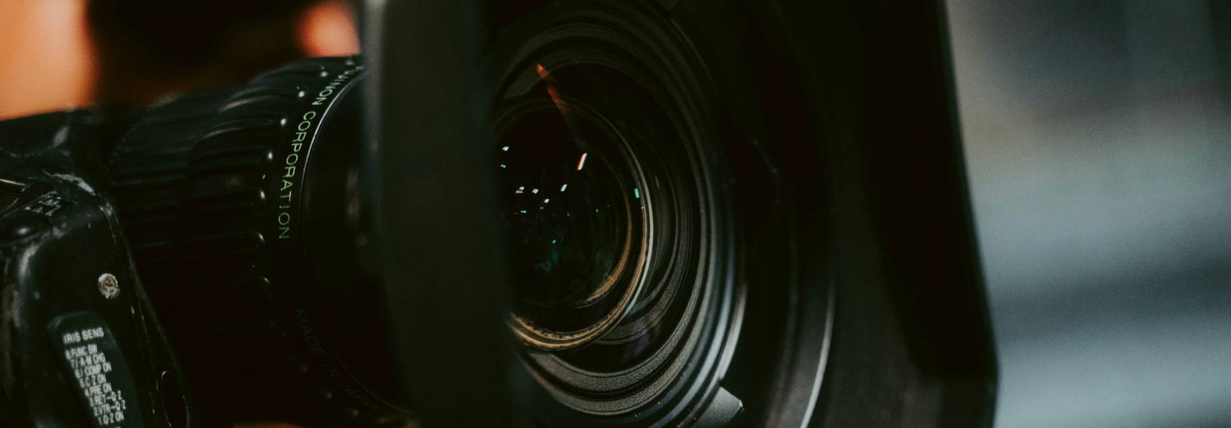 Un primer plano de una cámara de video con un lente destacado.