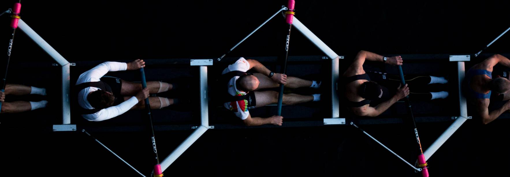 Un grupo de remeros en acción desde una vista aérea.