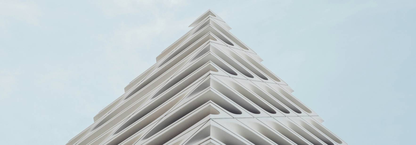 Una moderna construcción en forma de pirámide con un diseño arquitectónico distintivo.