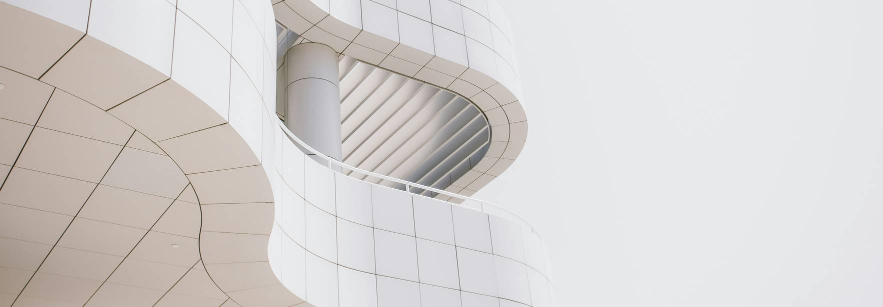 Una estructura arquitectónica moderna de color blanco con líneas curvas y detalles elegantes.