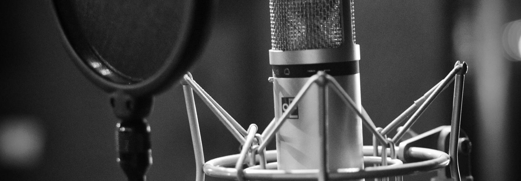 Un micrófono profesional en un estudio de grabación.