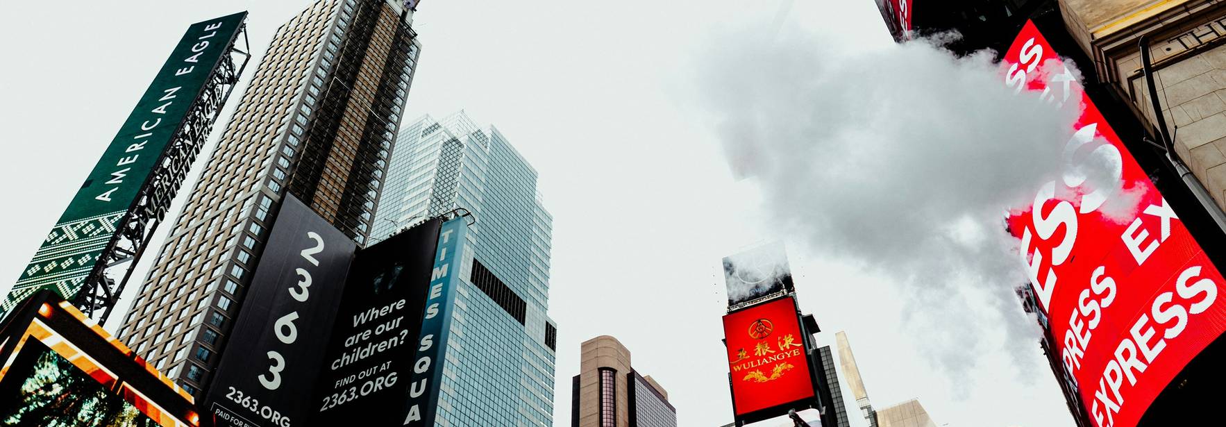 Una vista de Time Square en Nueva York, llena de pantallas publicitarias y edificios altos.