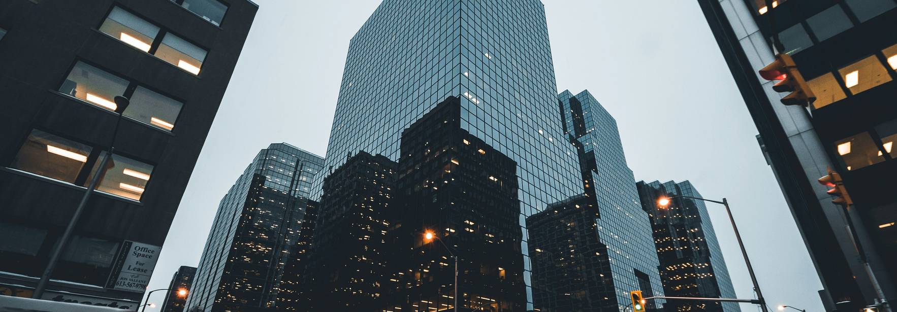 Una vista de edificios modernos de oficina en una ciudad con cielo nublado.