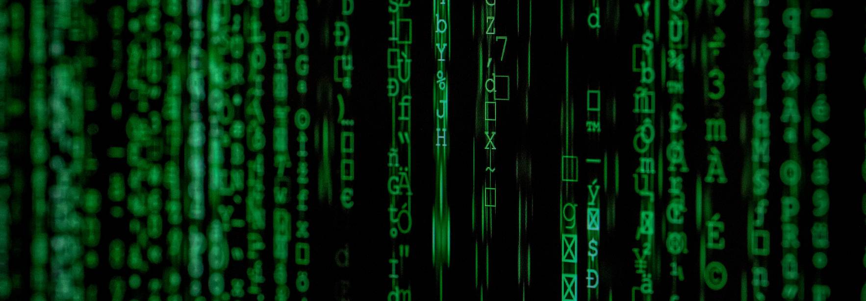 La imagen muestra un fondo de código verde sobre un fondo negro, evocando una estética digital y futurista.