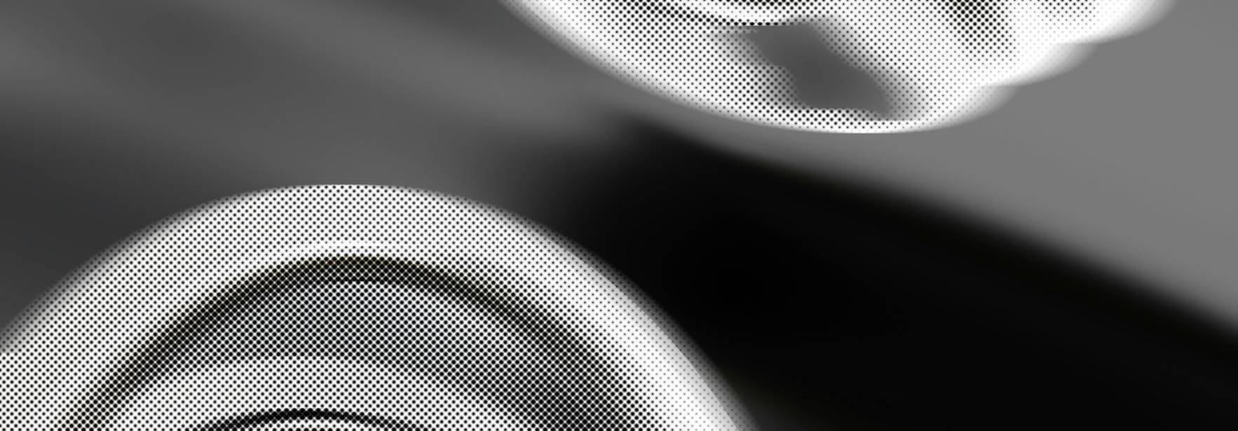 La imagen presenta dos formas abstractas en blanco y negro con un diseño ondulado.