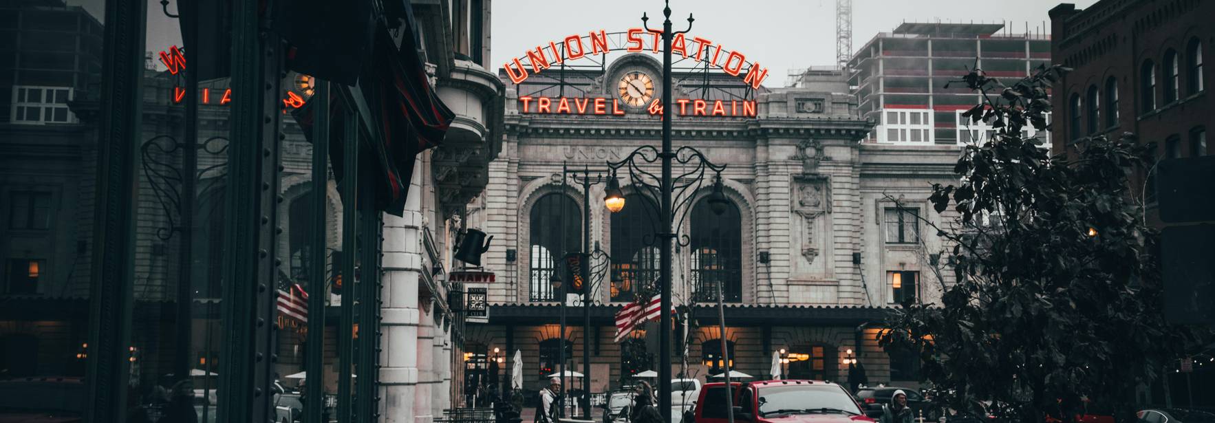 La imagen muestra una vista de la estación Union, con un ambiente urbanístico y neblinoso.