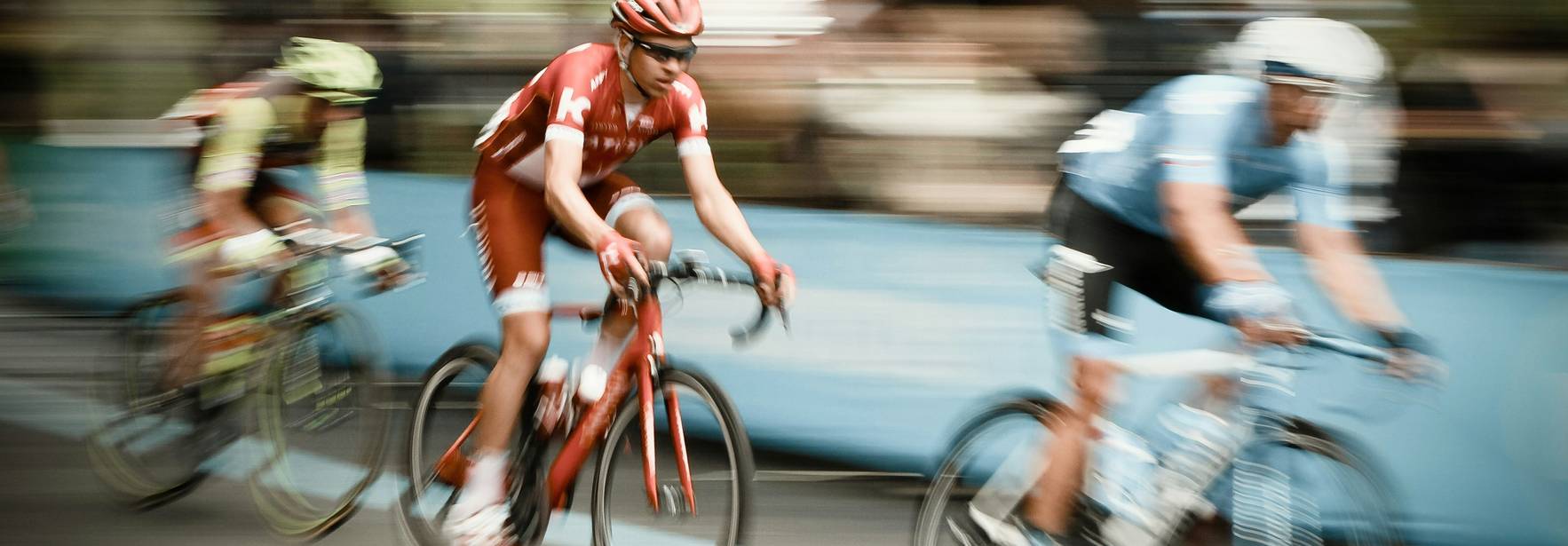 Una competición de ciclismo con ciclistas en movimiento rápida.