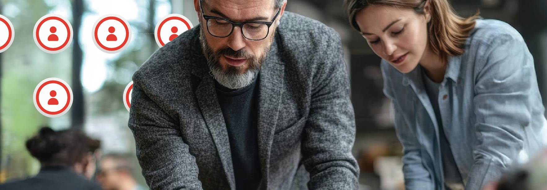 Un hombre y una mujer trabajan juntos en un proyecto mientras observan gráficos en un entorno colaborativo.