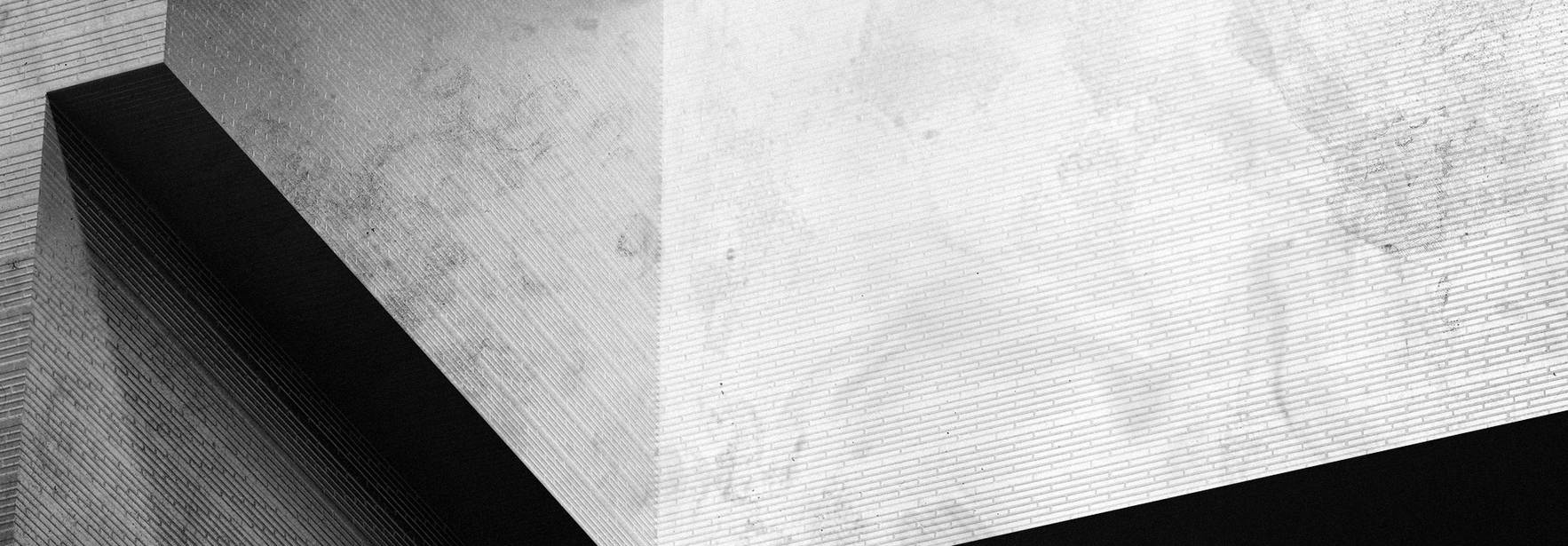Una composición abstracta en blanco y negro de estructuras geométricas superpuestas.