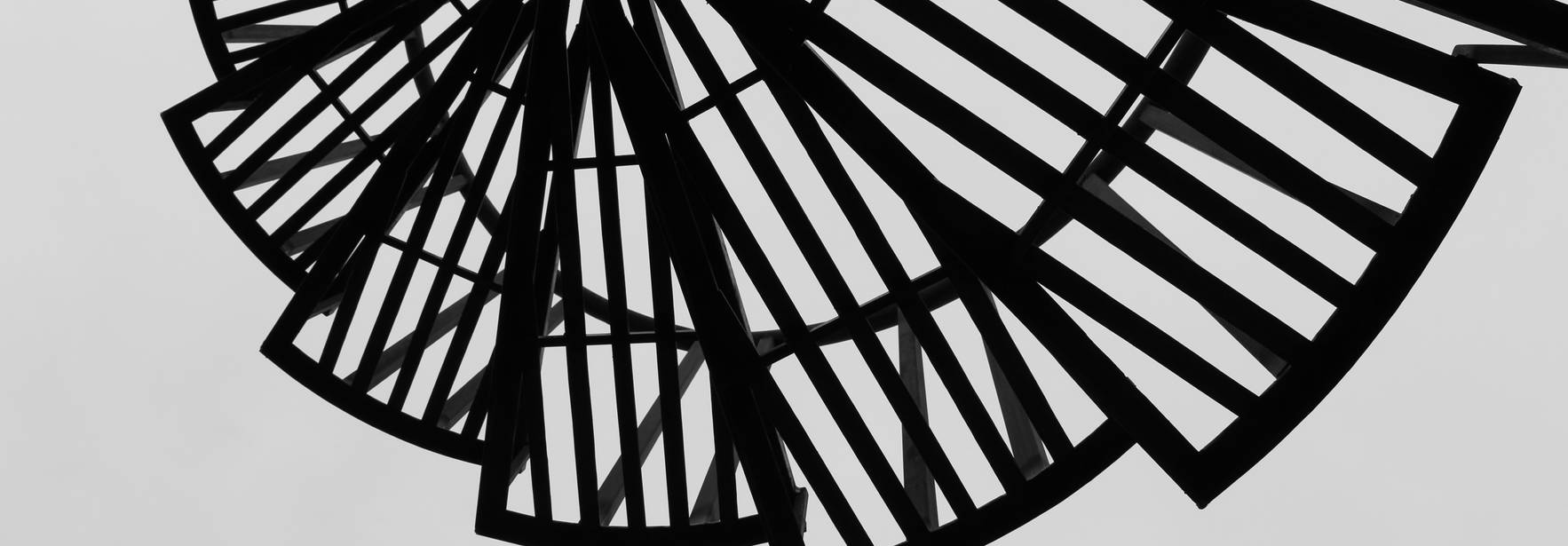 La imagen muestra una estructura en forma de espiral vista desde abajo, con un diseño en blanco y negro.