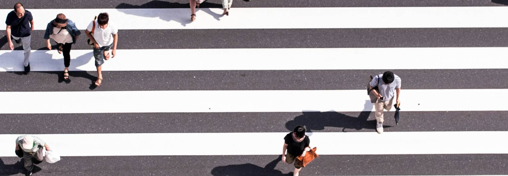 Una vista aérea de un cruce peatonal con muchas personas caminando.