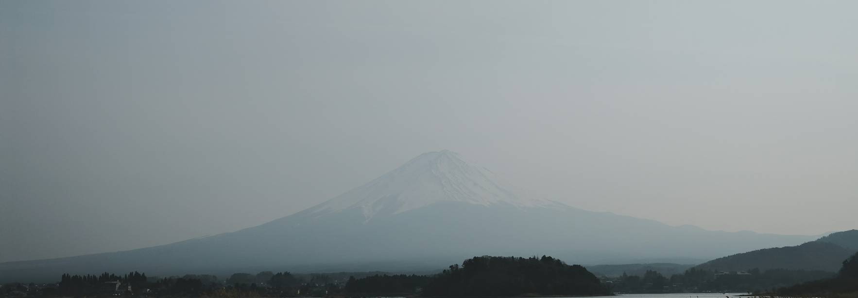 Una vista del monte Fuji bajo un cielo nublado y tenebroso.