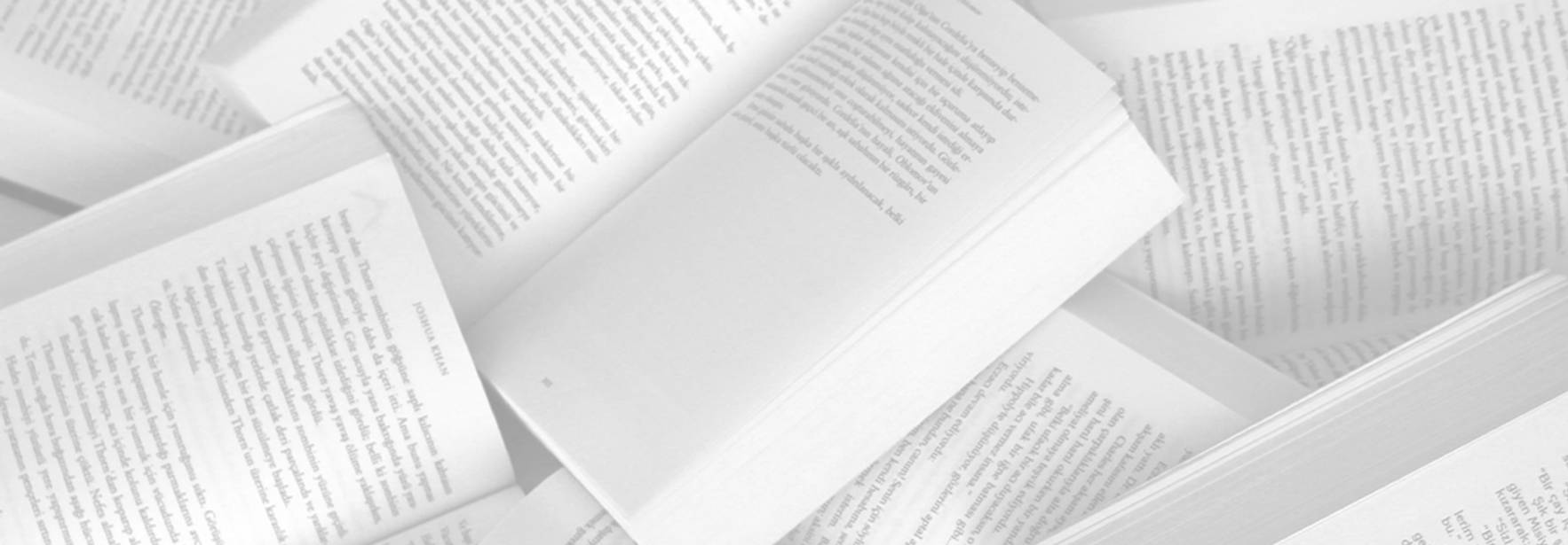 Una colección de libros abiertos con páginas en blanco dispersos sobre una superficie.