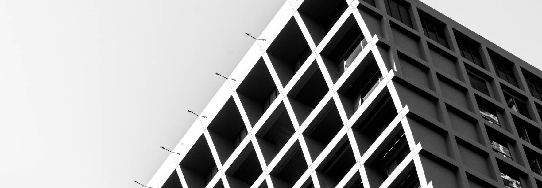 Una fachada de un edificio moderno con un diseño geométrico en blanco y negro.