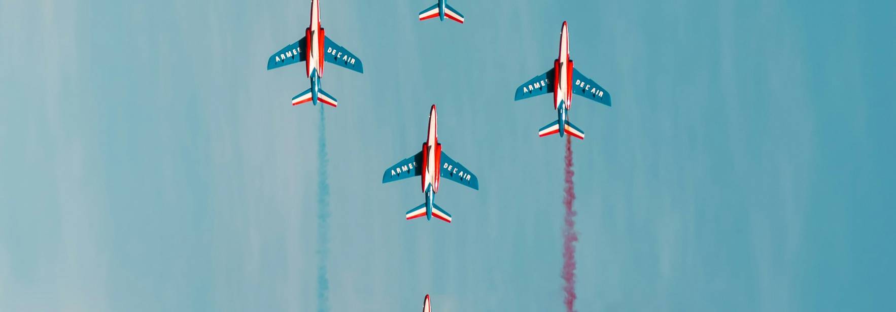 Una formación de aviones de exhibición cruzando el cielo.
