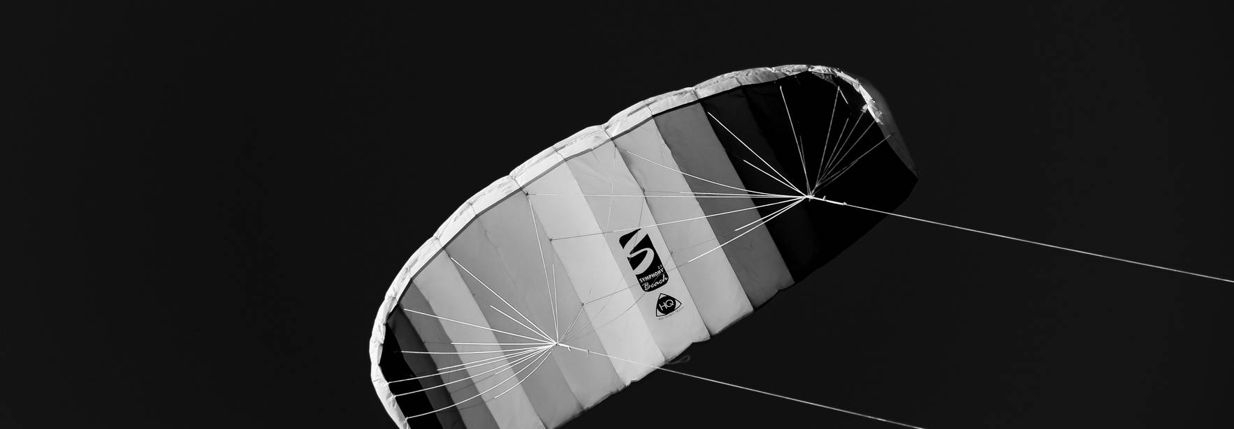 Un parapente de colores en un cielo negro.