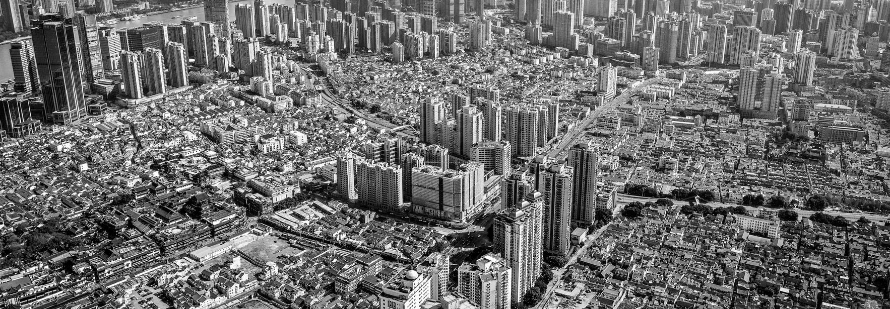 Una vista aérea de una ciudad moderna con numerosos edificios y un paisaje urbano denso.