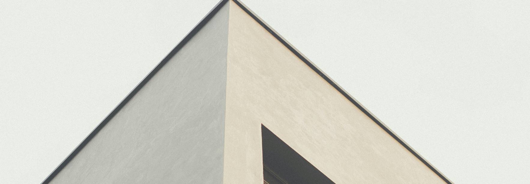Una esquina de un edificio con un diseño moderno y minimalista.