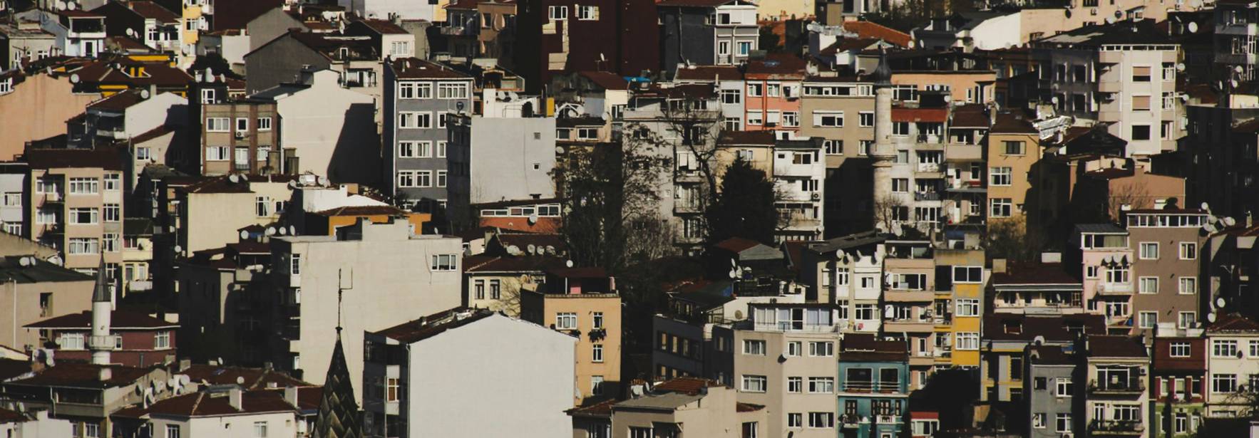 Una vista panorámica de un denso paisaje urbano lleno de edificios de distintos colores y estilos arquitectónicos.