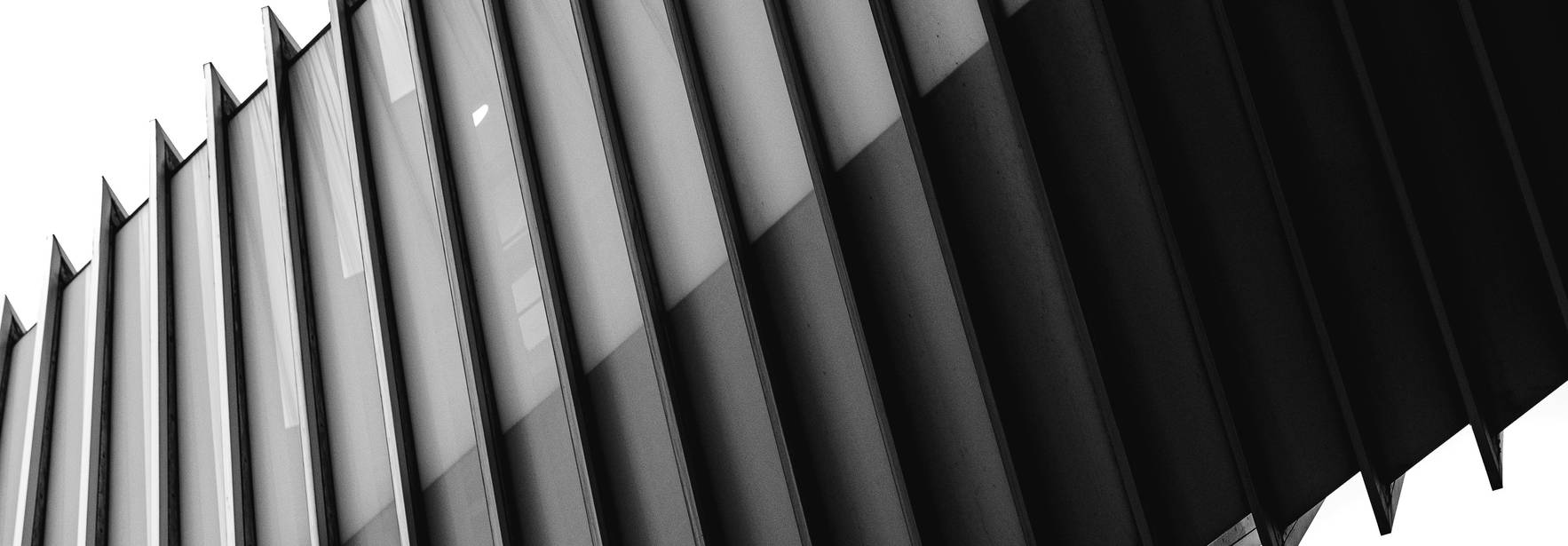 La imagen muestra una estructura arquitectónica con líneas y ángulos marcados en blanco y negro.