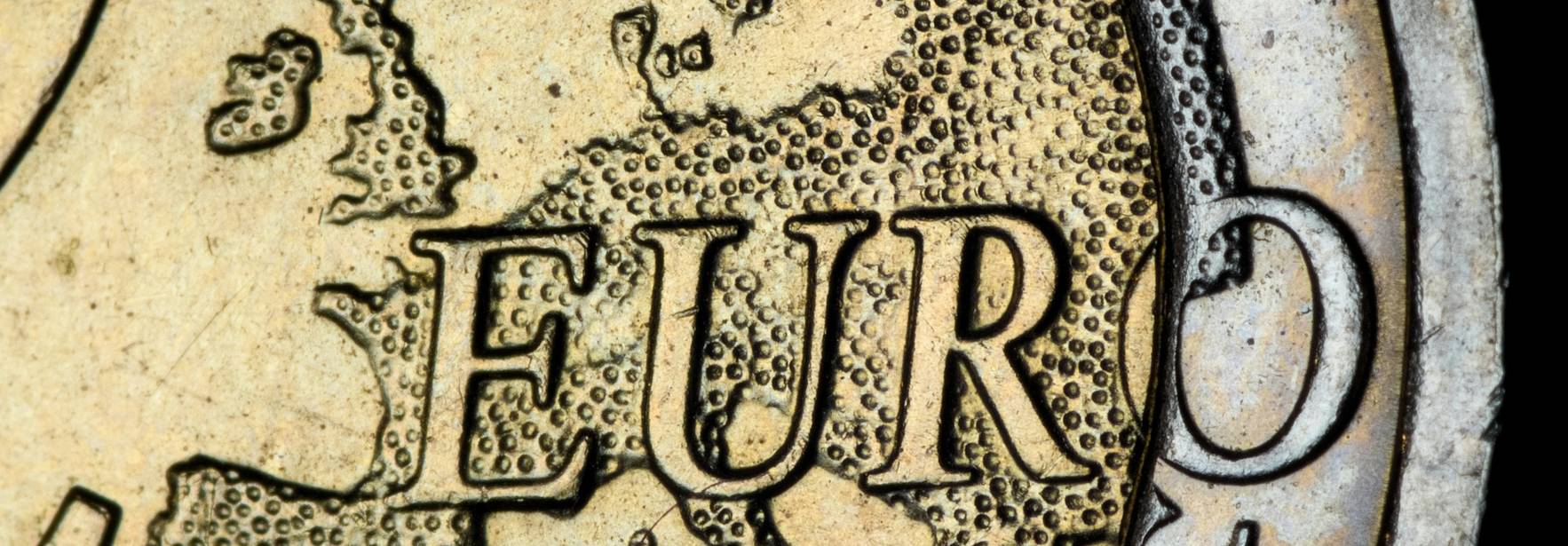 Moneda de dos euros con el mapa de Europa y la inscripción 'EURO'.