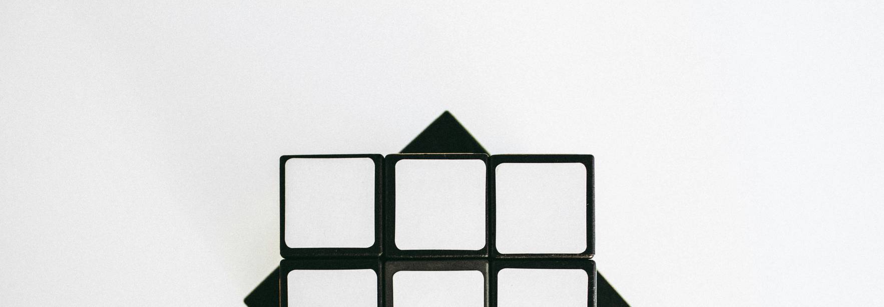 Una vista superior de un cubo de Rubik parcialmente resuelto.