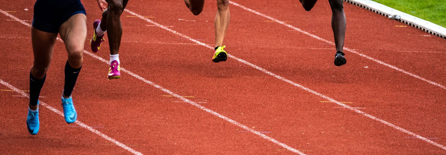 Un grupo de corredores compitiendo en una pista de atletismo.