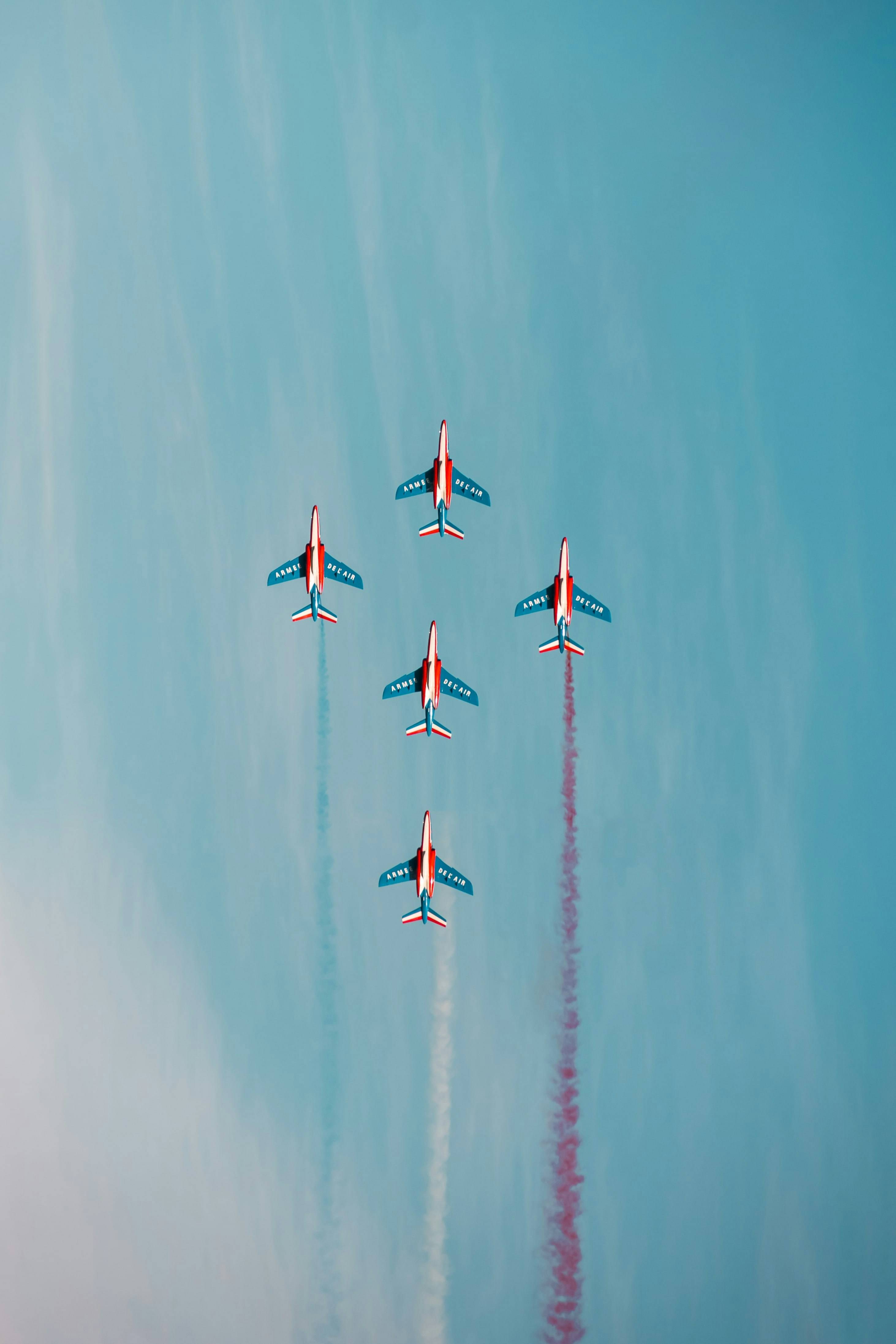 Una formación de aviones de exhibición cruzando el cielo.