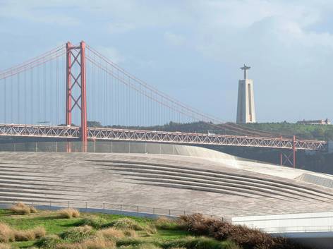 La imagen muestra el puente 25 de Abril y el Cristo Rei en Lisboa, Portugal.