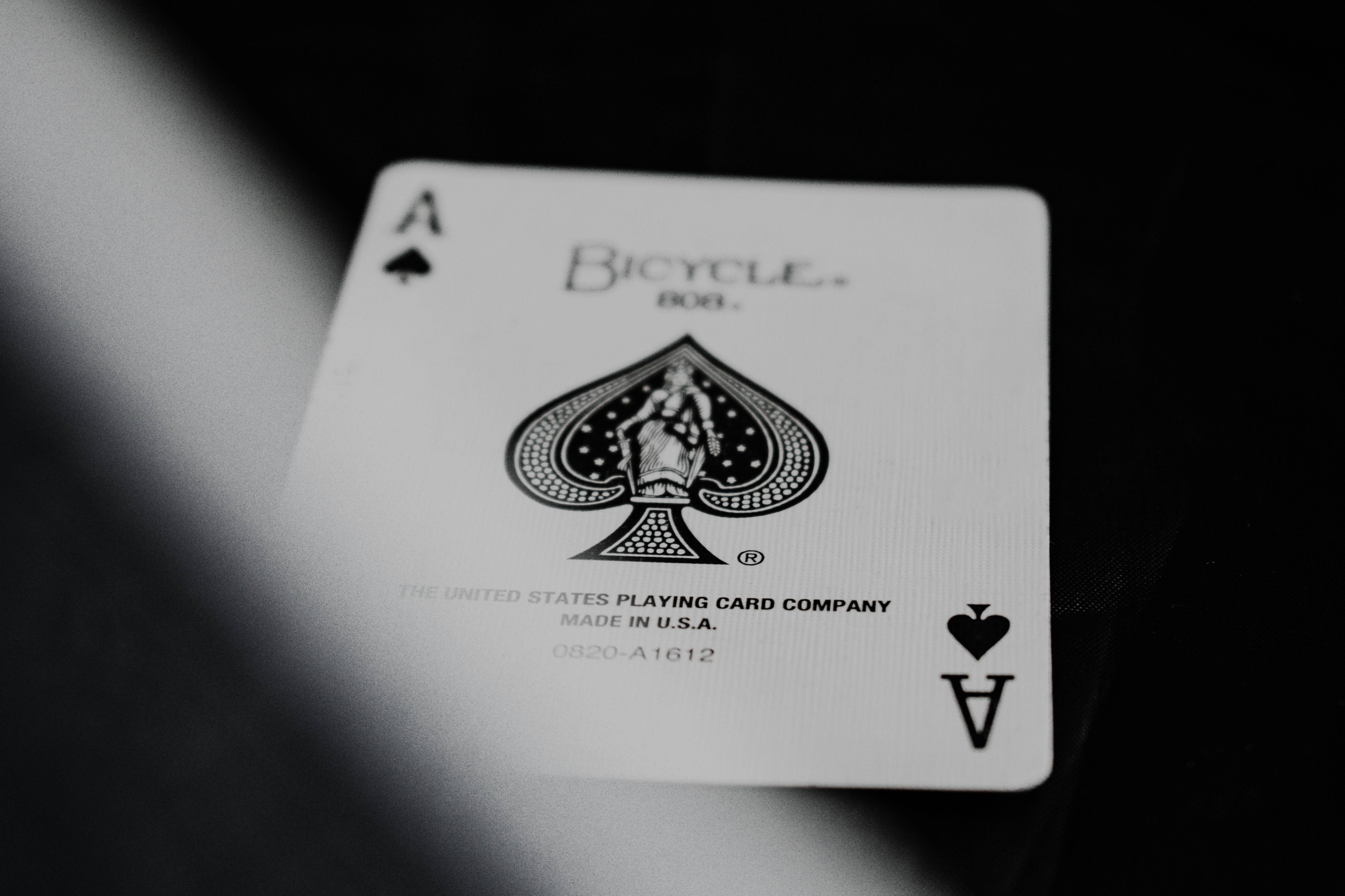 Una carta de juego con el símbolo de trébol y el número uno.