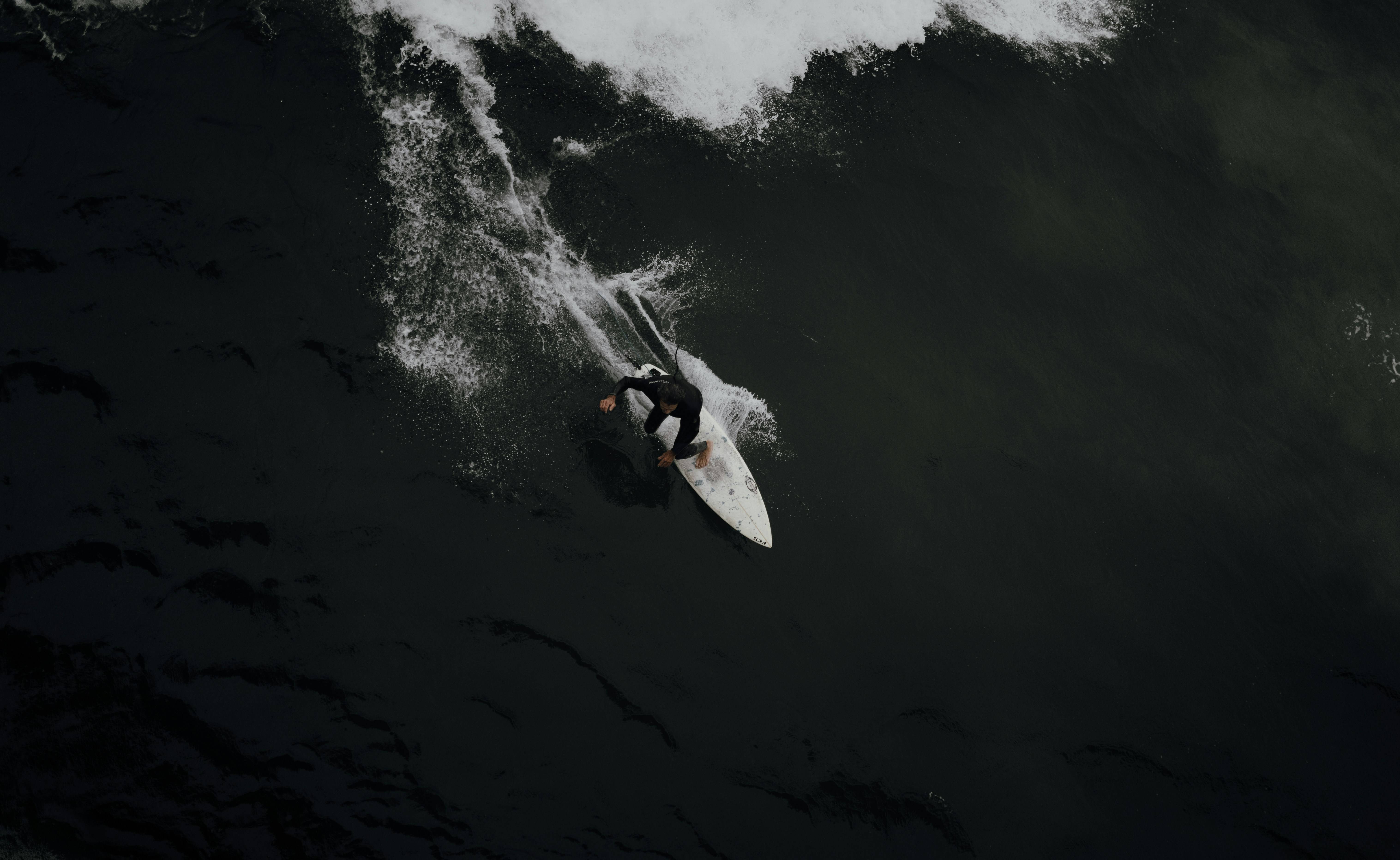 Un surfista deslizándose sobre una ola en el océano.
