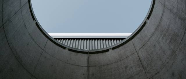 Una vista desde el interior de un tubo de concreto hacia el cielo.