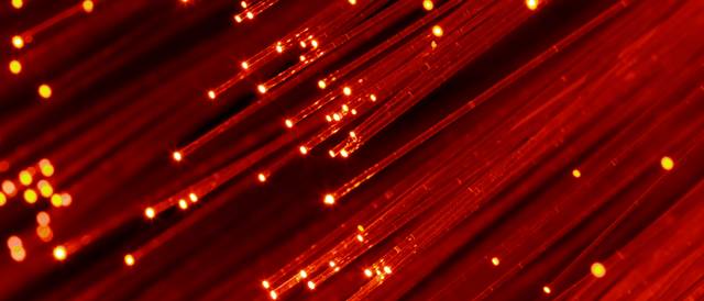 Una imagen que muestra líneas brillantes y luminosas en tonos rojos que parecen emanar desde un punto central.