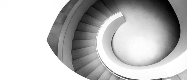 Una escalera en espiral con un diseño moderno y minimalista.