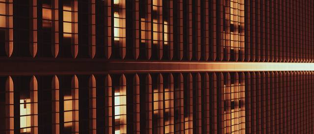 La imagen muestra un patrón arquitectónico con luces brillantes y sombras que crean un efecto visual interesante.