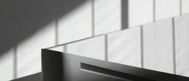 Una superficie reflejante juega con las sombras de la luz que entra por una ventana.