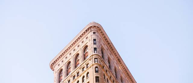 Una esquina del edificio Flatiron en Nueva York bajo un cielo despejado.
