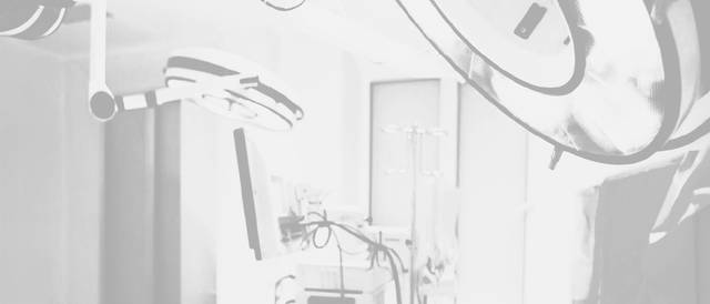 La imagen muestra un entorno quirúrgico con equipos médicos y luces reflejantes.