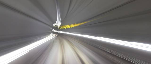 Una imagen abstracta que muestra luces y líneas en movimiento, creando una sensación de velocidad.