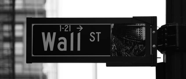 Una señal de tráfico que indica la calle Wall Street.