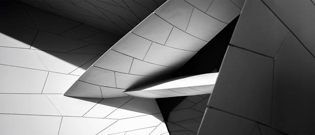 Imagen en blanco y negro que muestra una serie de formas geométricas angulares y líneas en un diseño arquitectónico moderno.