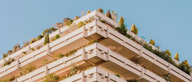 Una vista de la parte superior de un edificio con terrazas adornadas con plantas.