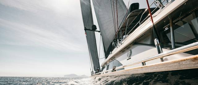 Una embarcación navegando en el mar con velas desplegadas.