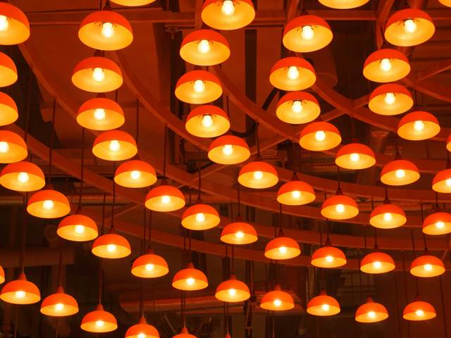 Una pantalla de luces cálidas colgantes en un ambiente moderno.